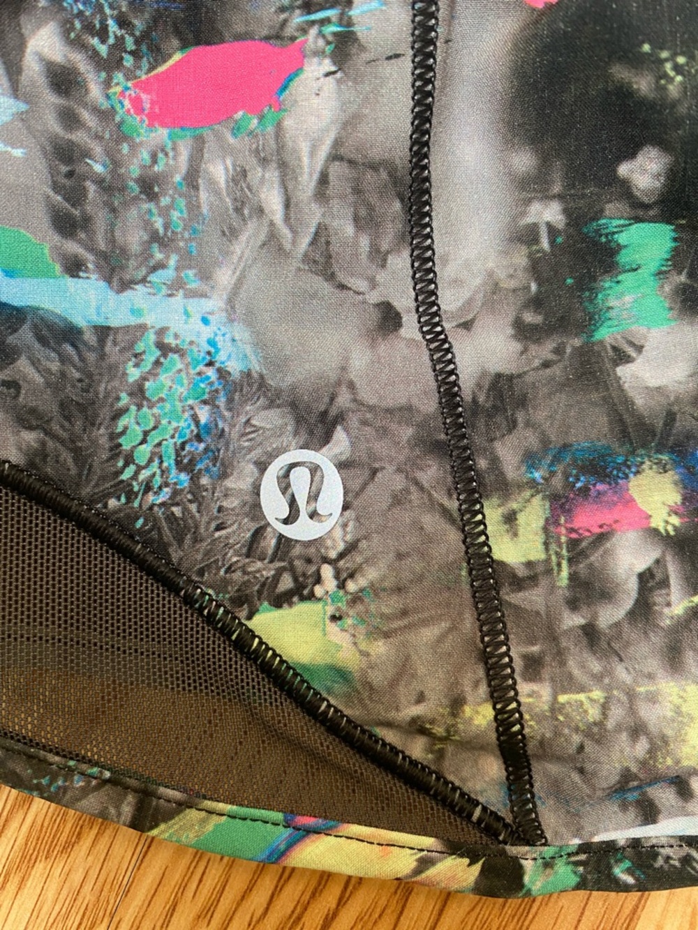 Lululemon Hotty Hot high rise 2.5 inseam Athletic Running Shorts, size 6 - Picture 4 of 4